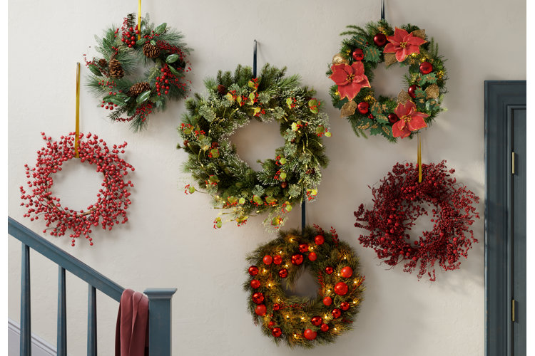 Door hanging outlet wreath